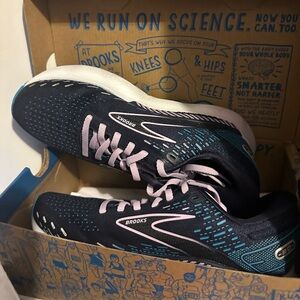 Brand New women’s size 7 brooks running shoes,